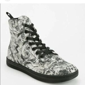 🧋Dr Martens Hackney Boots Womens 7 Gray White Floral Skull Canvas Combat Sneaker